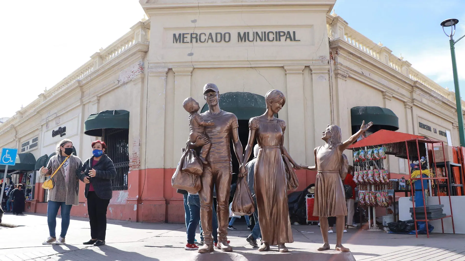 Escultura La familia Mercado municipal 